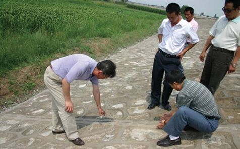 公司領(lǐng)導研究工程施工情況